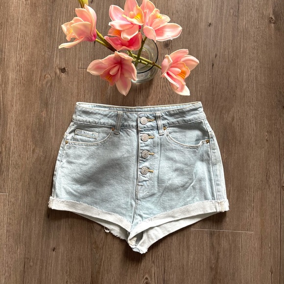 NEW BDG / SUPER HIGH RISE FOXY DENIM SHORTS - Picture 2 of 4